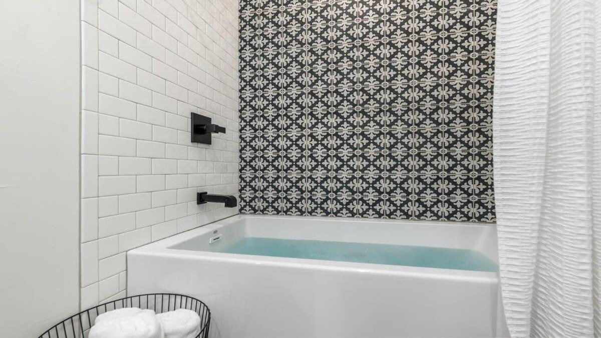 Alley Kat Guesthouse With Private Hot Tub Fredericksburg Exterior photo