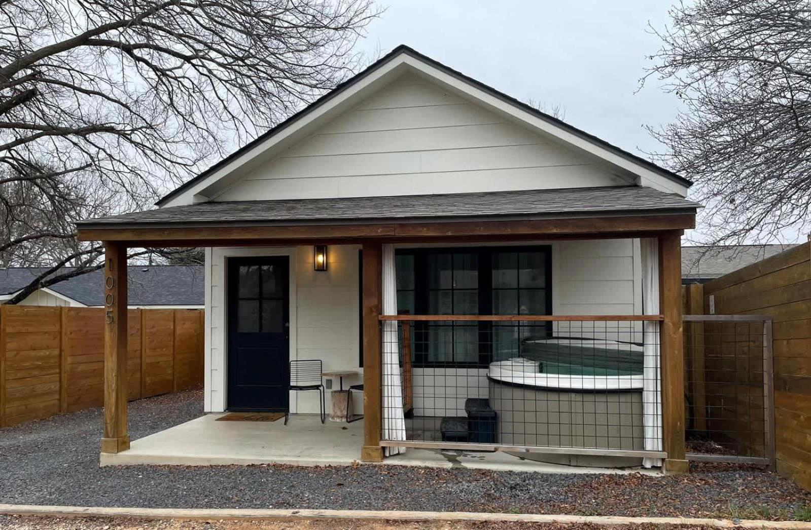 Alley Kat Guesthouse With Private Hot Tub Fredericksburg Exterior photo